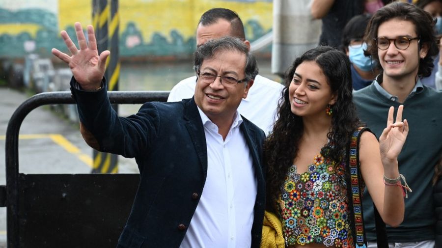 Gustavo Petro, le candidat de gauche, arrive avec sa fille au centre électoral de Bogotá.