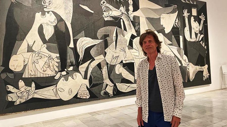 Mick Jagger posando delante del Guernica 20220601