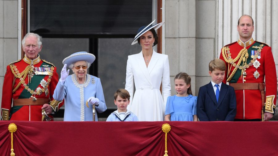 Fotogaleria La reina Isabel II de Inglaterra está de pie con el príncipe Carlos de Gales, el príncipe Luis de Cambridge, la duquesa Catalina de Cambridge, la princesa Carlota de Cambridge