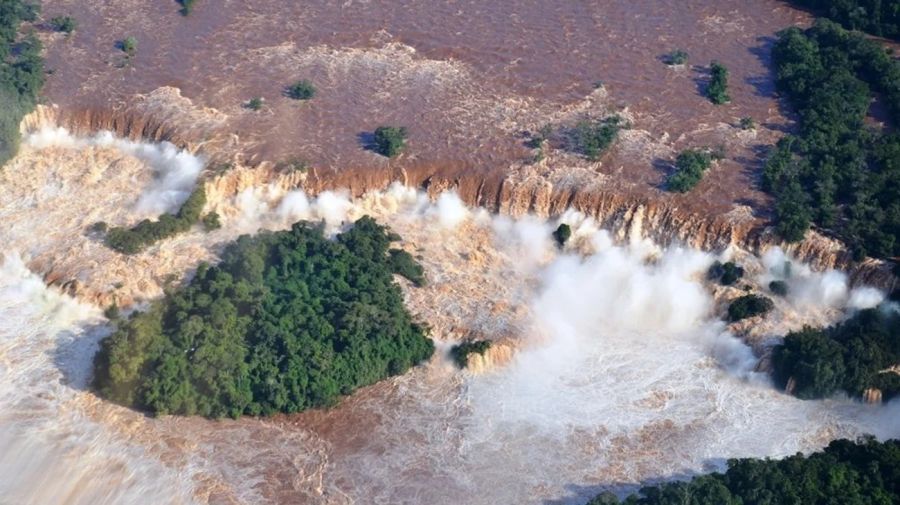 Las cataratas del Iguazú están volcando 6 veces el caudal habitual, y tuvieron que cerrar las pasarelas para turistas.