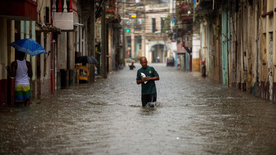 Fotogaleria Un hombre camina por una calle inundada de La Habana. - El remanente del huracán Agatha está provocando lluvias intensas y persistentes en las provincias occidentales y centrales de Cuba