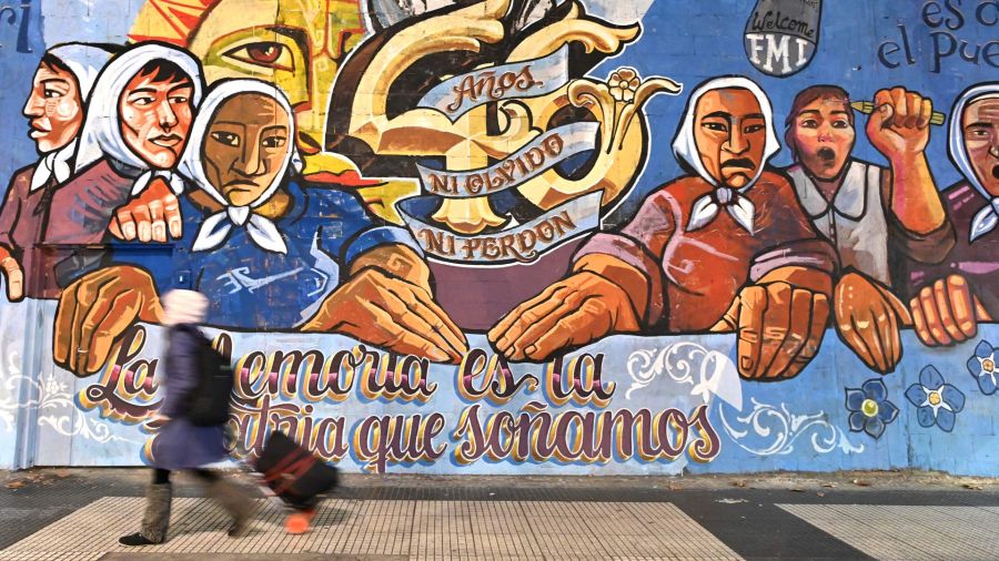 Fotogaleria Una mujer pasa por delante de un mural que hace referencia a la organización de Derechos Humanos Madres de Plaza de Mayo durante la manifestación 