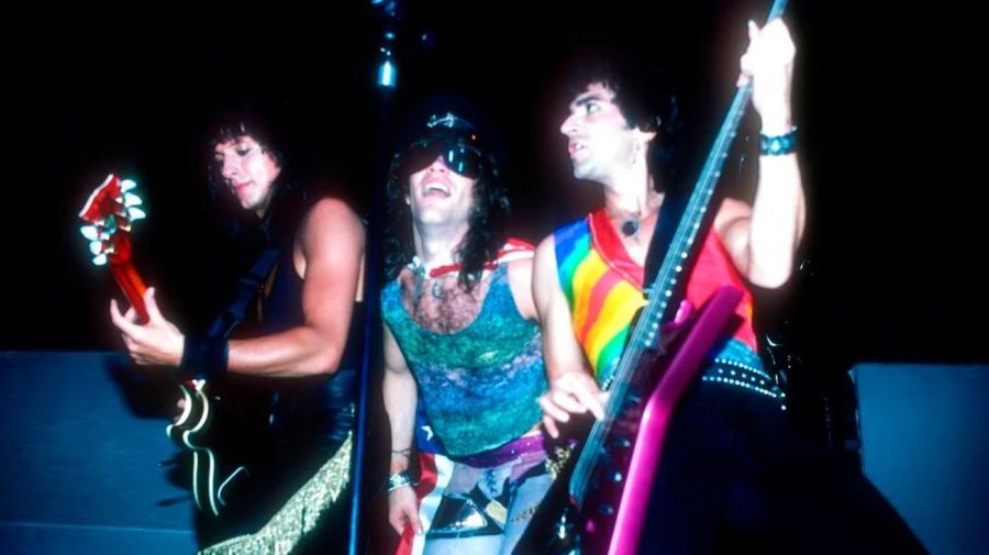 Richie Sambora, Jon Bon Jovi y Alec John Such de Bon Jovi en concierto el 12 de diciembre de 1985