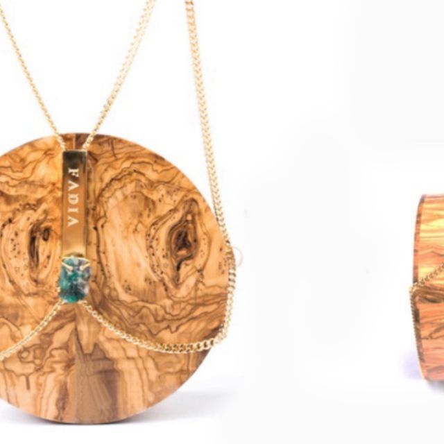 Bolsos y carteras de madera, la tendencia realizada por artesanos colombianos 