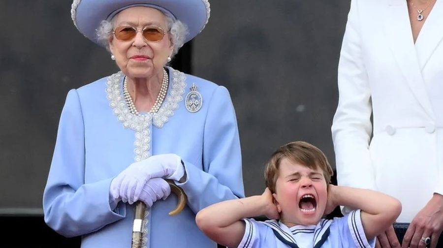 El príncipe Louis junto a la Reina Isabel II en el Jubileo de Platino