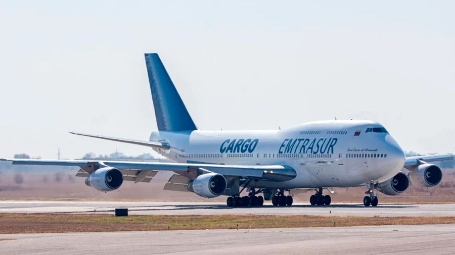 El imponente 747, con venezolanos e iraníes a bordo inmovilizado en Ezeiza.