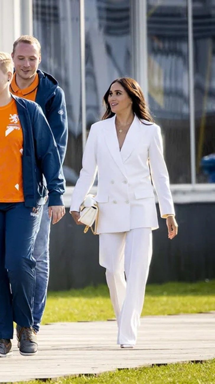Jennifer López se inspira en Kate Middleton y Meghan Markle con un look total white 