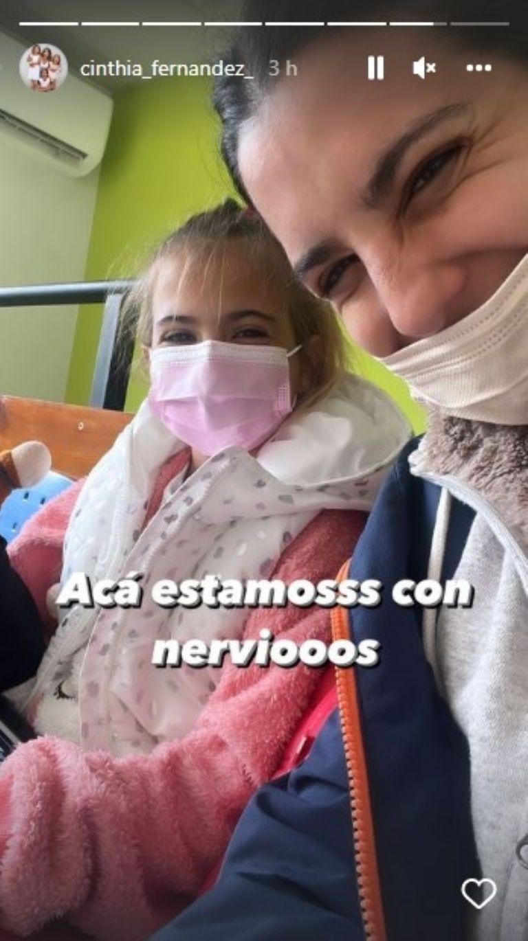 Cinthia Fernández compartió una foto tras la operación de su hija
