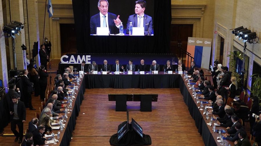 Daniel Scioli con representantes de la Unión Industrial Argentina y Daniel Scioli con representantes de CAME. 20220622