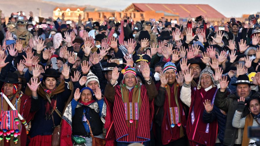Fotogaleria El presidente boliviano Luis Arce y el ex presidente Evo Morales levantan sus manos para recibir los primeros rayos de sol durante la celebración del año nuevo aymara en Bolivia