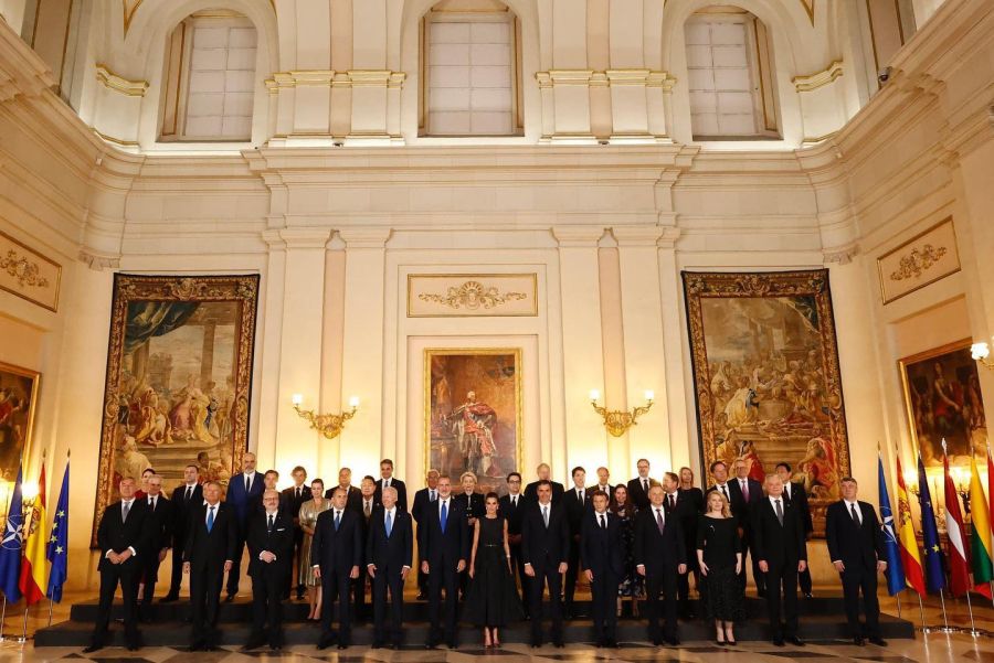 El primer ministro de Luxemburgo hace historia al ingresar al Palacio Real de Madrid junto a su marido 