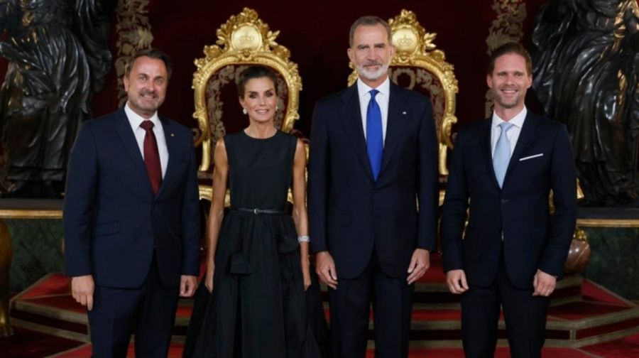 El primer ministro de Luxemburgo hace historia al ingresar al Palacio Real de Madrid junto a su marido 