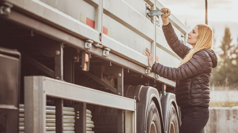 Scania convoca a mujeres aspirantes a manejar un camión