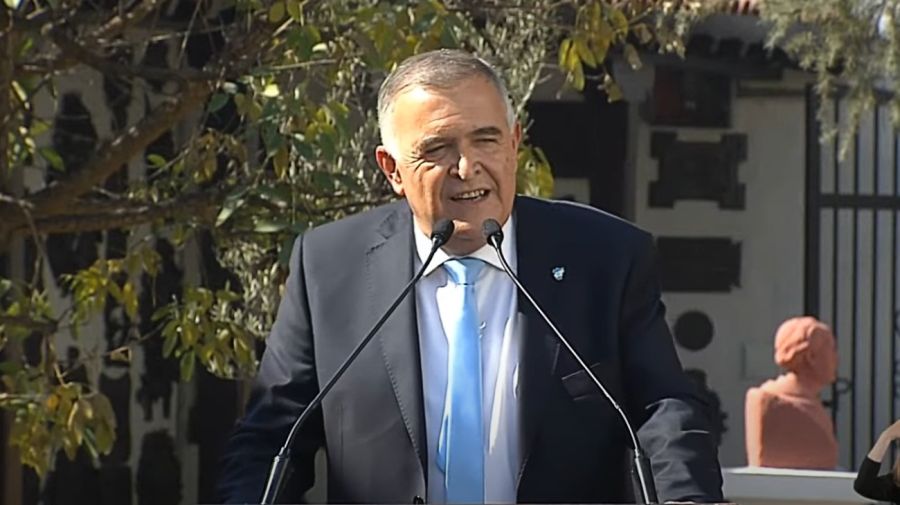 El gobernador Jaldo, hablando en el acto del Día de la Independencia en Tucumán.