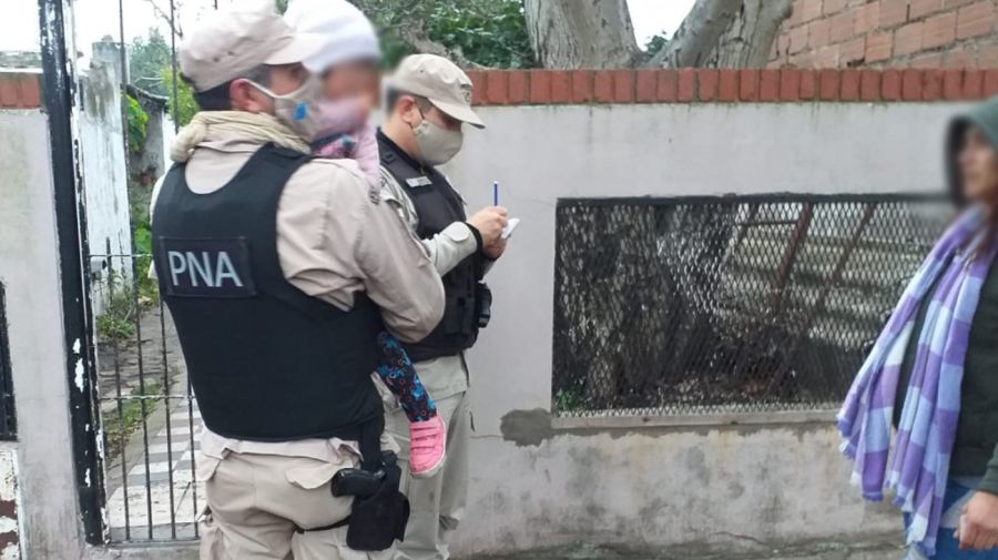 Efectivos de Prefectura que patrullaban por el Barrio San Martín salvaron a una nena que se ahogaba con un caramelo.