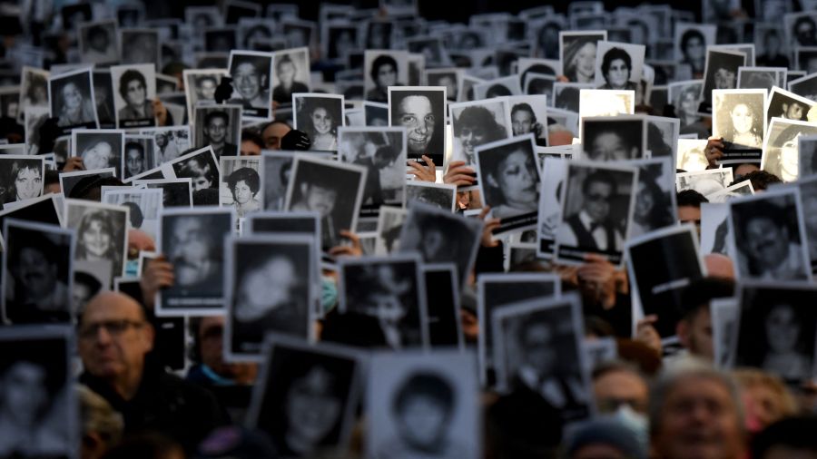 Fotogaleria Familiares de las víctimas de un atentado con bomba al centro comunitario judío de la Asociación Mutual Israelita de Argentina (AMIA) que mató a 85 personas e hirió a 300, durante su 28º aniversario