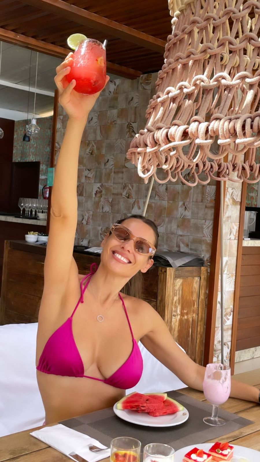 Pampita mostró cómo la pasa en sus vacaciones en Ibiza: 