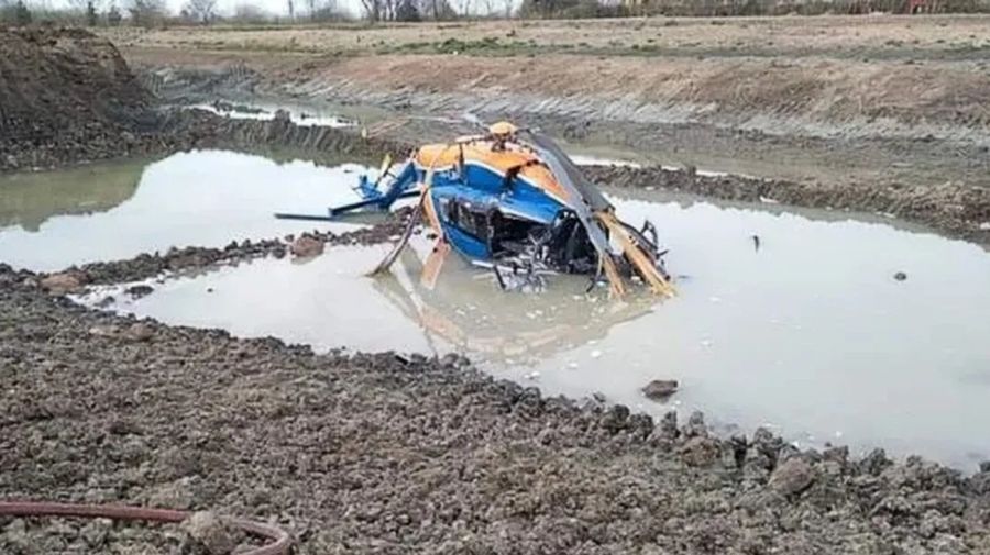 El helicóptero que cayó en Don Torcuato, en el agua. 