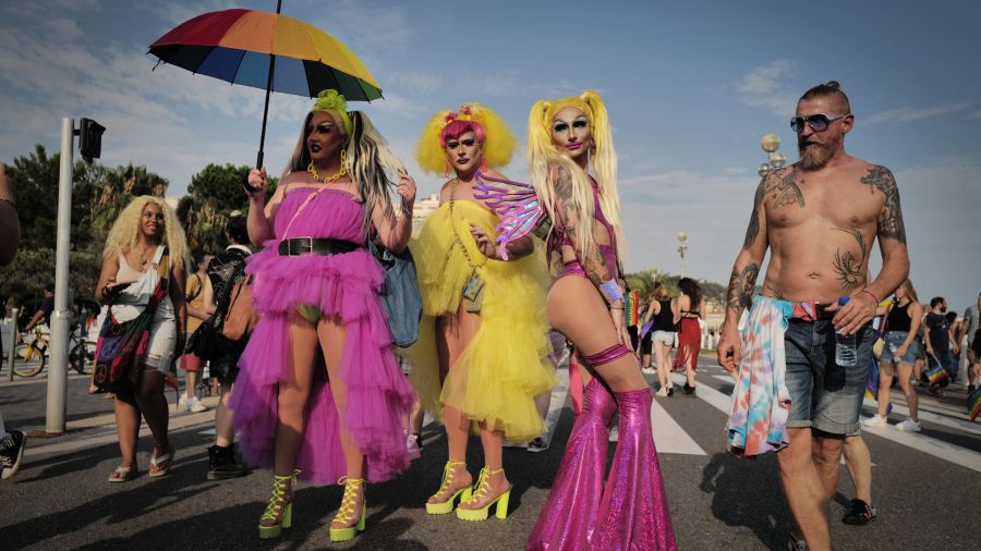 Fotogaleria Los participantes posan durante el Desfile Rosa, una celebración del Orgullo de Lesbianas, Gays, Bisexuales y Transexuales (LGBT) en Niza, al sureste de Francia