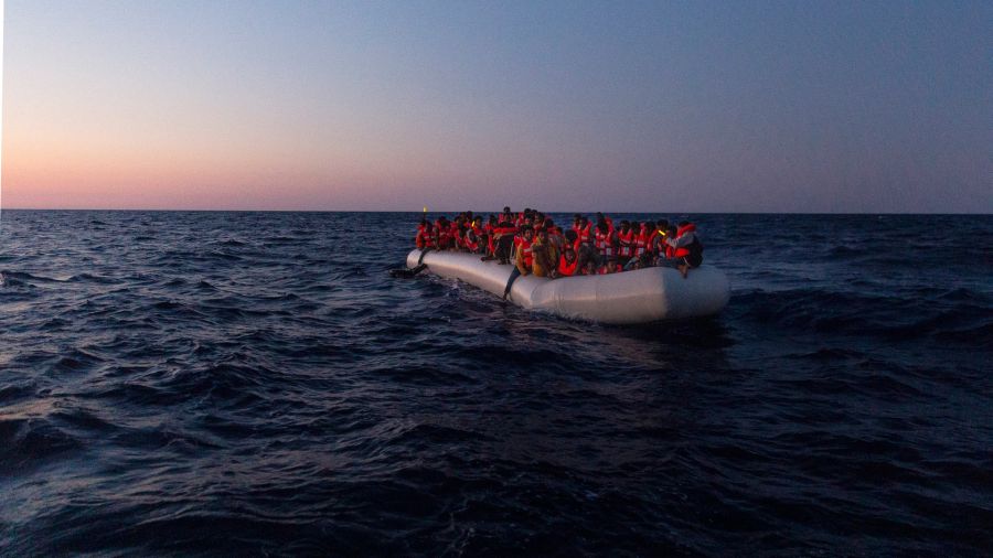 Fotogaleria Esta foto muestra a una embarcación neumática en peligro con 120 personas a bordo en el Mediterráneo central.