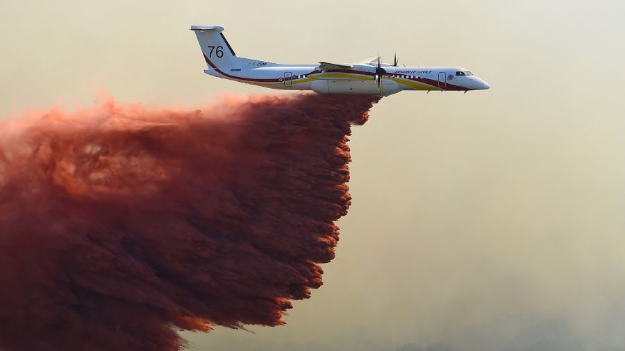 Fotogaleria Un avión Bombardier Dash 8-Q400MR de Seguridad Civil lanza retardante de incendios sobre un incendio forestal cerca de Gignac, en el sur de Francia