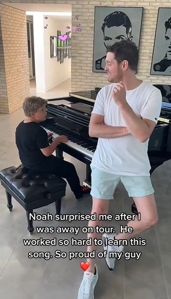 Michael Bublé mostró el talento musical de Noah al piano: 