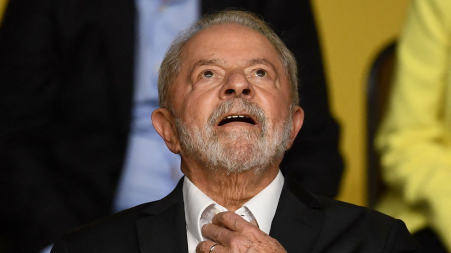 Fotogaleria El candidato presidencial brasileño por el izquierdista Partido de los Trabajadores (PT) y ex presidente Luiz Inacio Lula da Silva, gesticula durante la convención del Partido Socialista en Brasilia