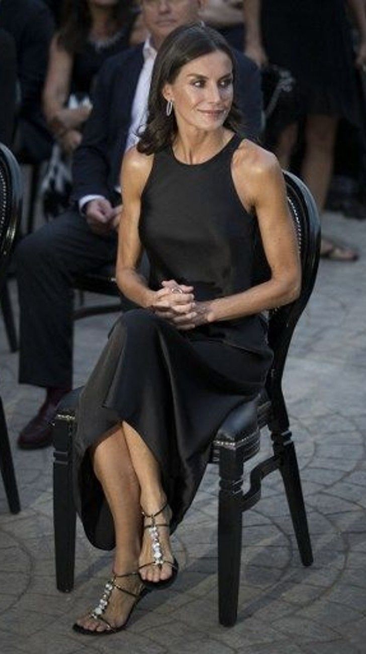 Letizia Ortiz elige un look total black para su primer compromiso en Mallorca 