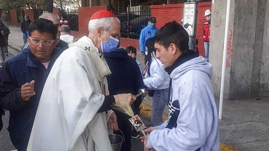 El Cardenal Mario Poli encabezó la celebración religiosa de San Cayetano en la parroquia de Liniers.