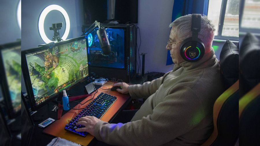 Un streamer de 71 años fue presentado como nuevo creador de contenido de Peñarol