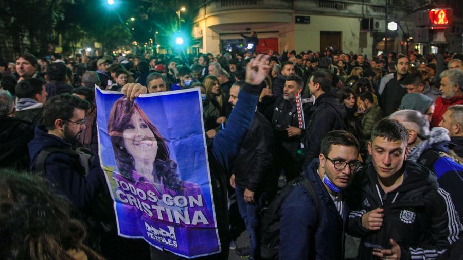 Militantes peronistas se reunen frente al domicilio de la vicepresidenta Cristina Kirchner 20220822