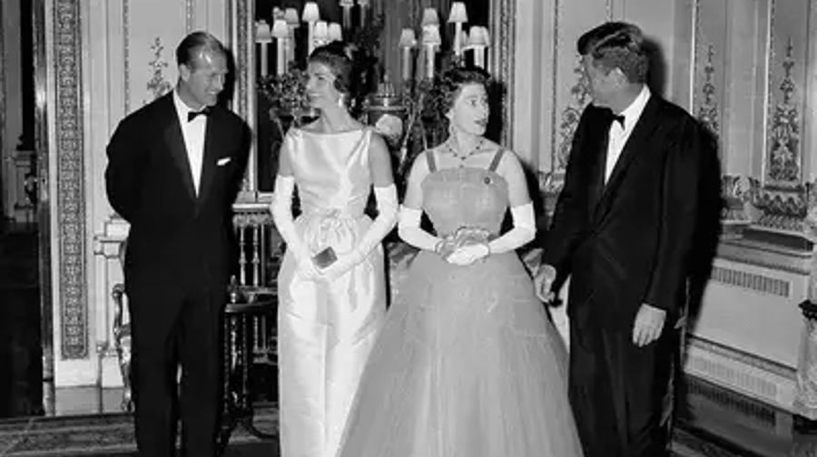 La Reina Isabel II y Jackie Kennedy: todos los detalles del encuentro que generó una enemistad 