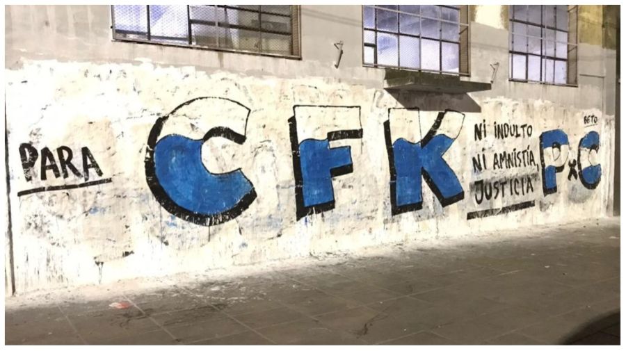 Pintadas de JXC en apoyo a Cristina Kirchner