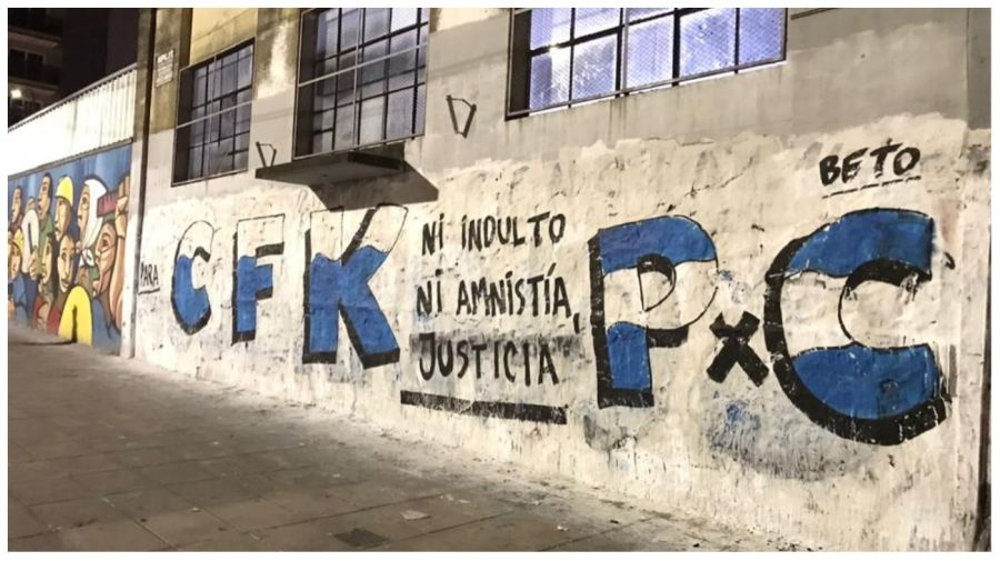 Pintadas de JXC en apoyo a Cristina Kirchner