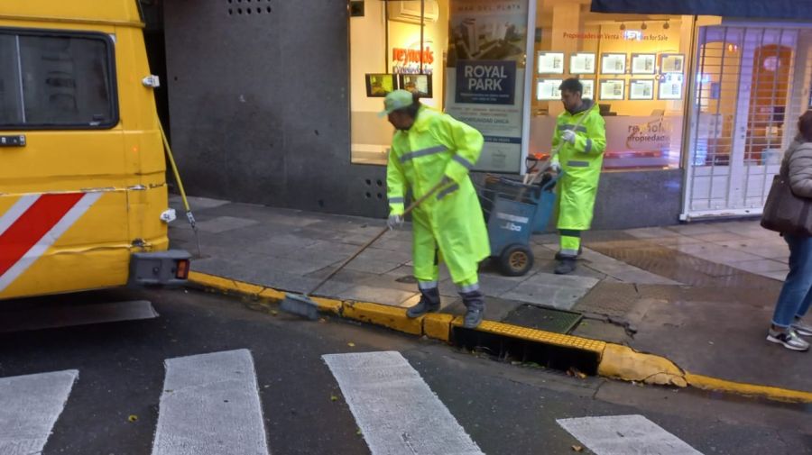 El operativo de limpieza que realizó el Gobierno porteño en Juncal y Uruguay.