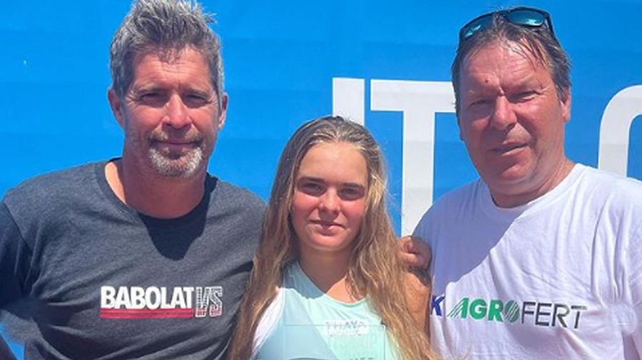 Polémica por el saludo de la tenista Sara Bejlek, de 16 años, con su padre y su entrenador 20220831