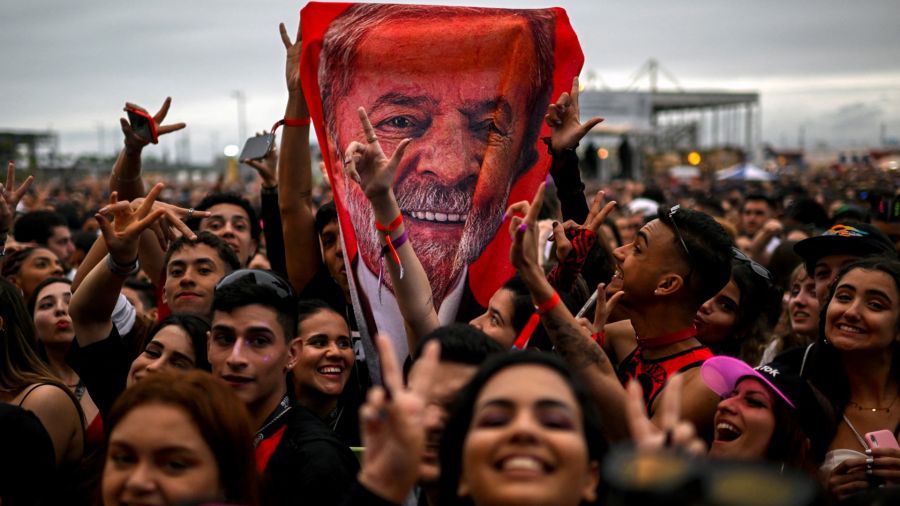 Fotogaleria Aficionados a la música sostienen una toalla con el rostro del ex presidente y candidato brasileño Luiz Inácio Lula da Silva durante la actuación de la cantante pop brasileña Luisa Sonza