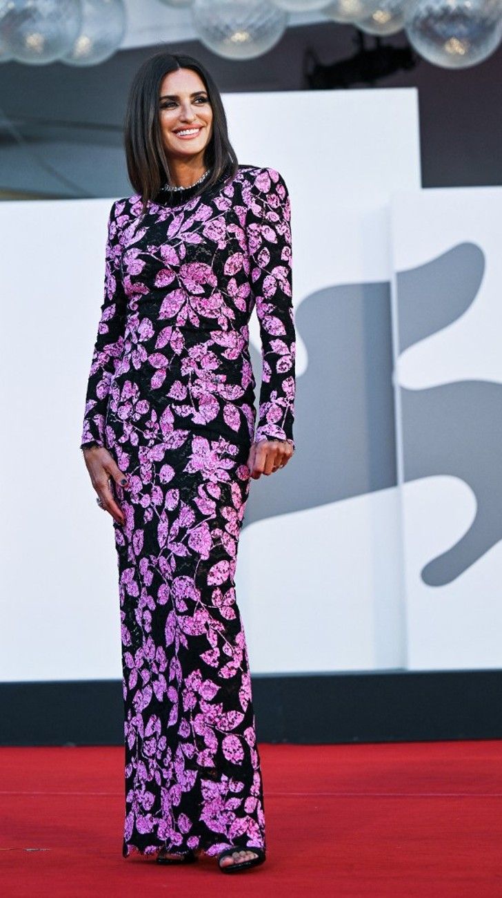 Penélope Cruz brilla con diseños de Chanel en el Festival de Venecia 