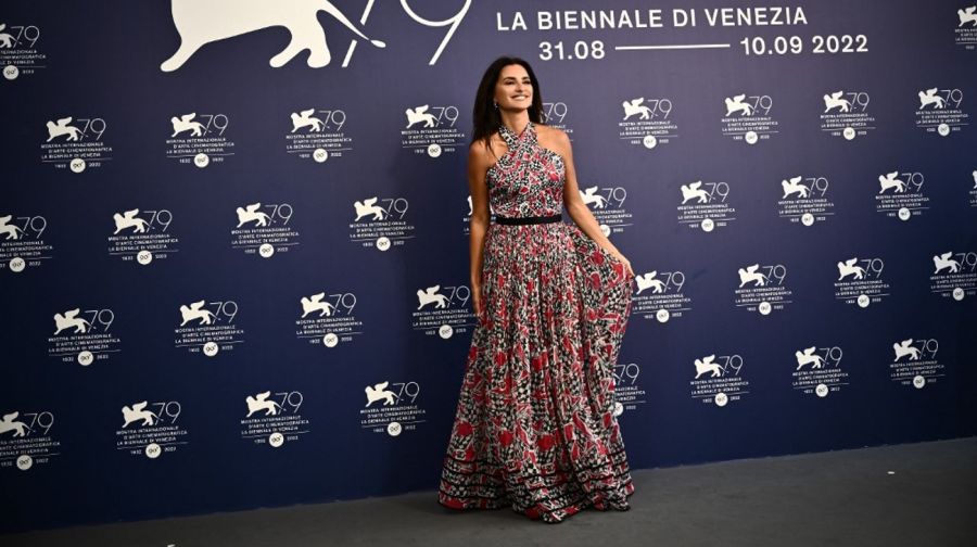 Penélope Cruz brilla con diseños de Chanel en el Festival de Venecia 