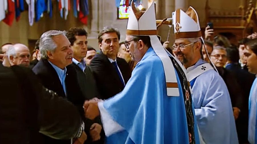 Alberto Fernández, saludando a autoridades religiosas antes de la misa en Luján.
