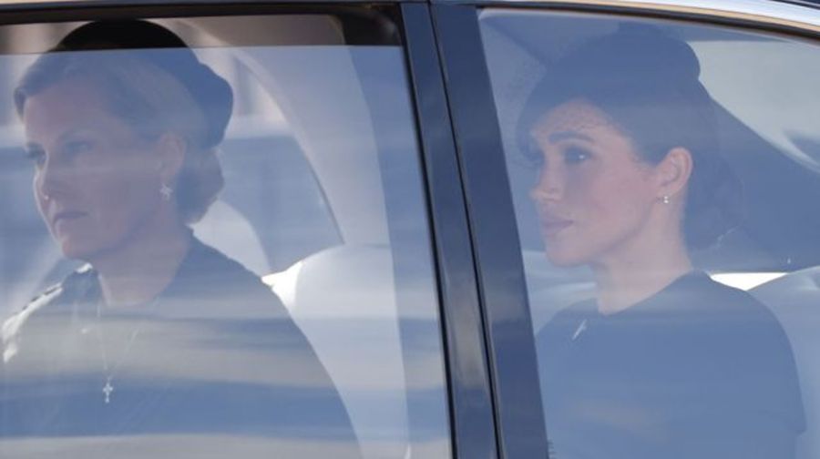 Kate Middleton y Meghan Markle: vestidos de luto y particulares joyas en el cortejo fúnebre de la Reina Isabel II