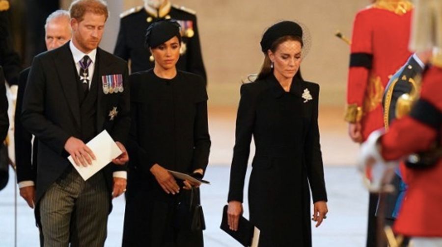 Kate Middleton y Meghan Markle: vestidos de luto y particulares joyas en el cortejo fúnebre de la Reina Isabel II