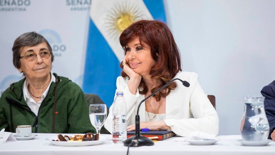 Cristina Kirchner apareció tras el atentado y presentó nueva imagen