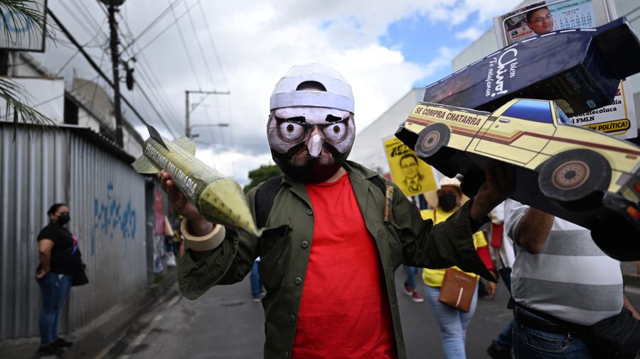 Fotogaleria Un opositor al gobierno del presidente salvadoreño Nayib Bukele participa en una manifestación para protestar contra las políticas de seguridad de Bukele, San Salvador