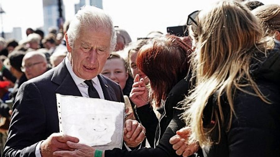 El rey Carlos III salió a saludar a la gente que espera hace más de 12 horas de cola para despedir a la reina Isabel.