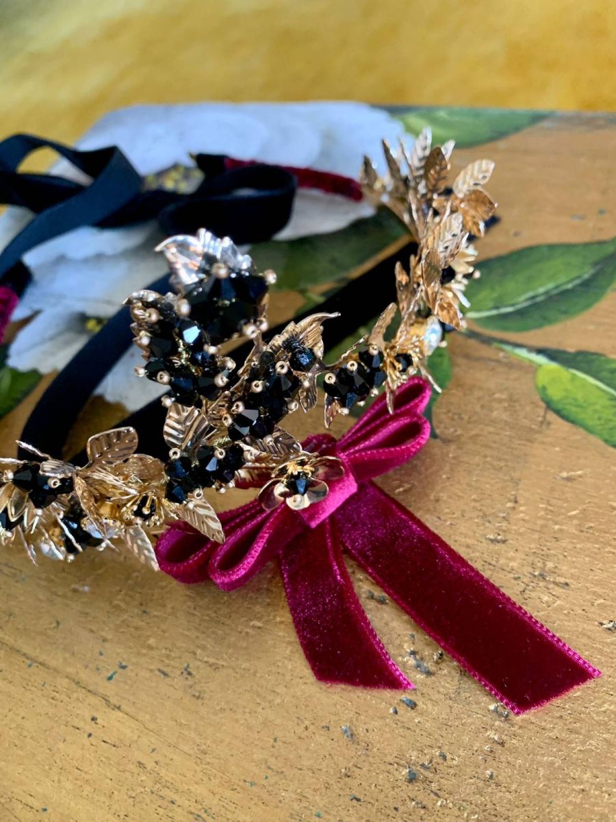 Moria Casán le regaló a Mirtha Legrand una corona artesanal con hojas de oro