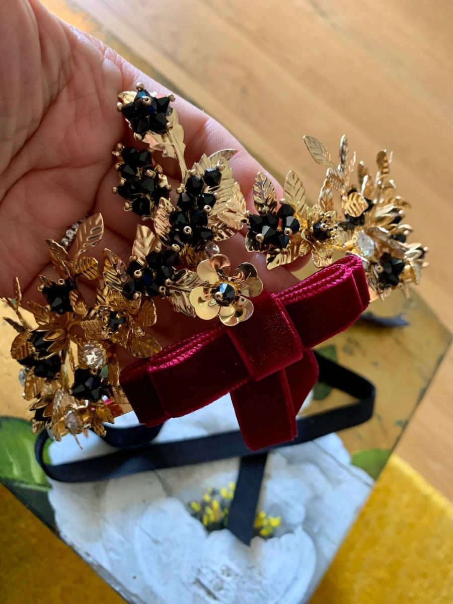 Moria Casán le regaló a Mirtha Legrand una corona artesanal con hojas de oro