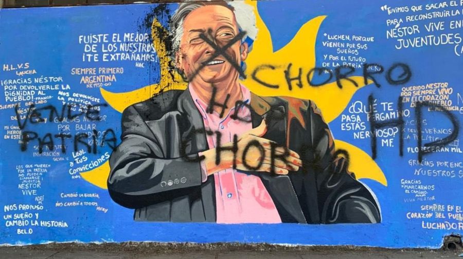 Murales políticos vandalizados en Quilmes.