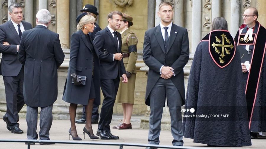 Indignación británica: Emmanuel Macron y esposa fueron en zapatillas al velatorio de Isabel II