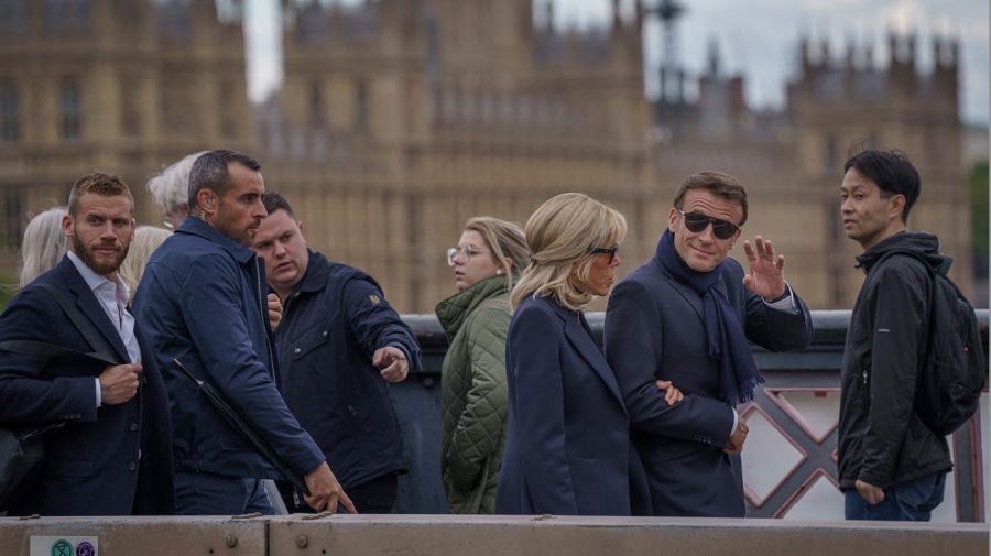 Indignación británica: Emmanuel Macron y esposa fueron en zapatillas al velatorio de Isabel II
